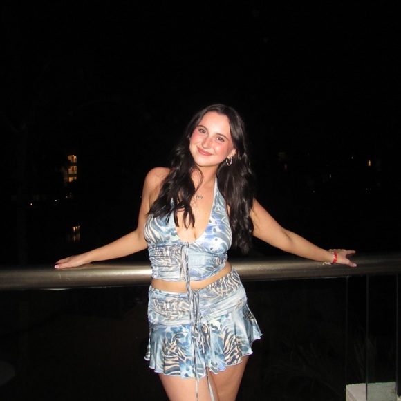 Hey!! My name is Olivia and I am new to the Poshmark Community! - Picture 3 of 3